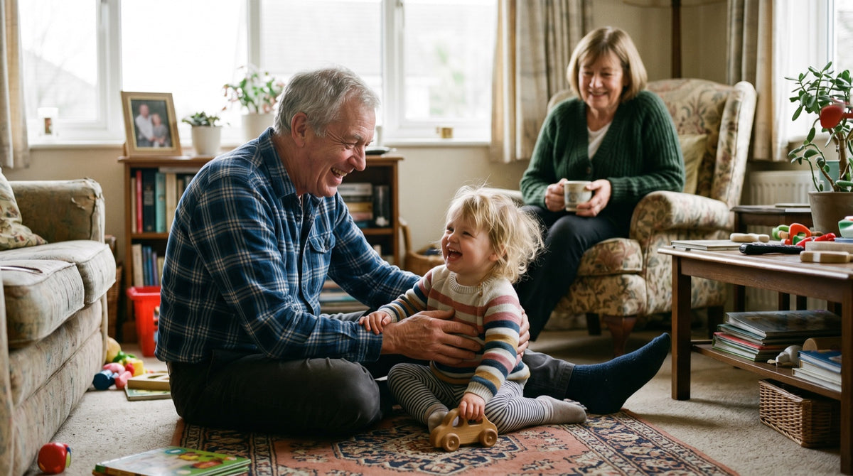 Grand-père jouant par terre avec son petit-enfant